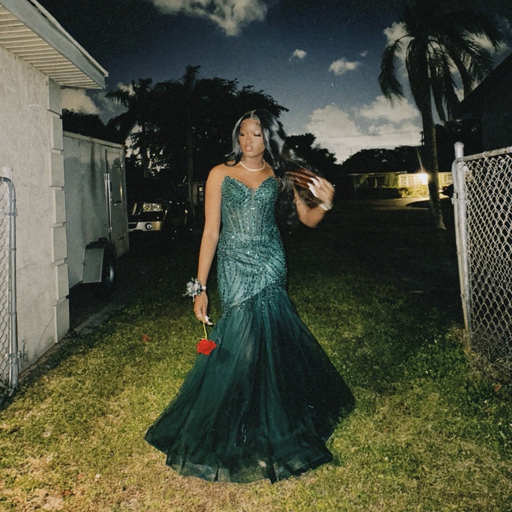 Emerald Green, strapless neckline prom dress in a women’s us size 8